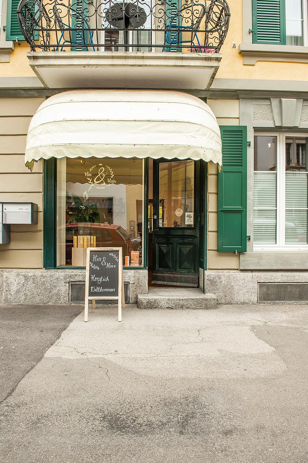 Hin & Hair, Einblick 1